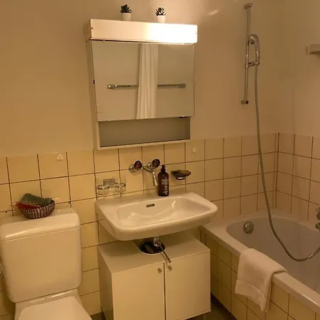 Comfort 1 And 2bdr Close To Airport Apartment *