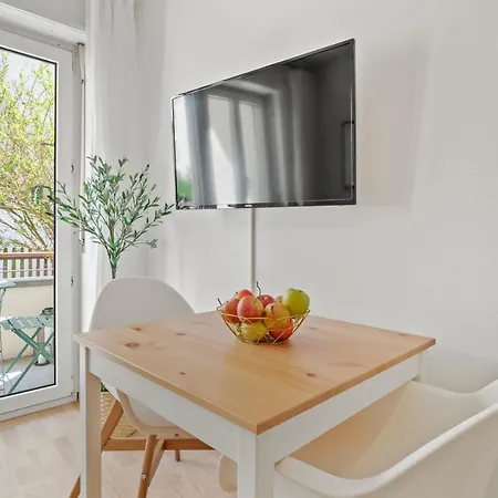 Apartment Close To & Balcony 1 Bdr Wollishofen Self Check In *