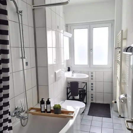 Apartment 2 Bedroom - Kingsize Bett - Garten - Parken - Kueche *