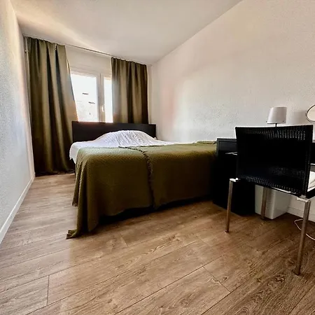 Spacious Apartment *