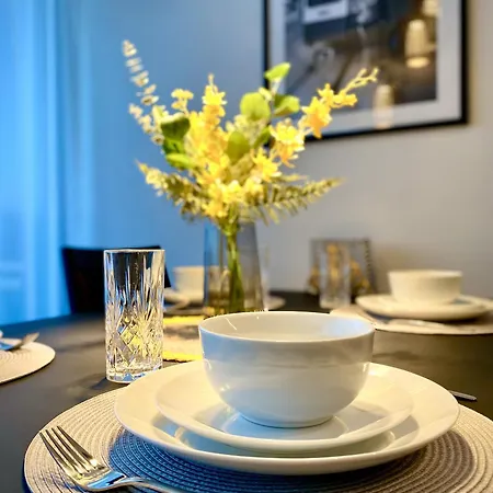 Glad Spot: - - Design - Netflix Apartment *