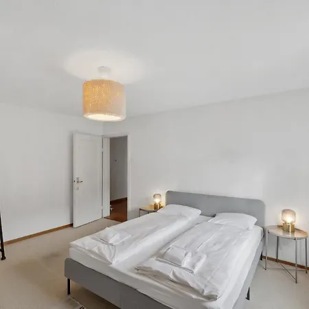Cozy 2 Bedroom In Apartment *
