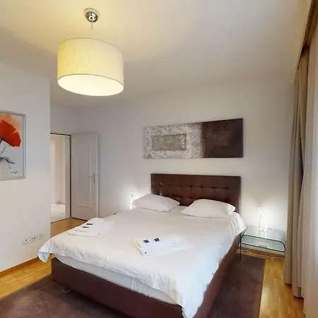 Executive 1 Bedroom Flat, Center Apartment *