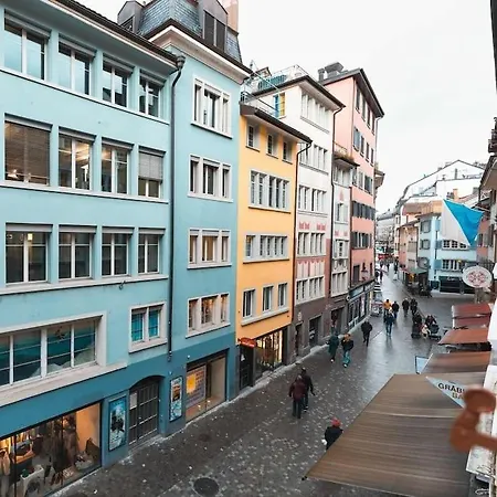 5-mins Walk To Main Station - Center Apartment
