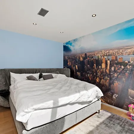 Exclusive Spacious Apt. With Garden In Apartment