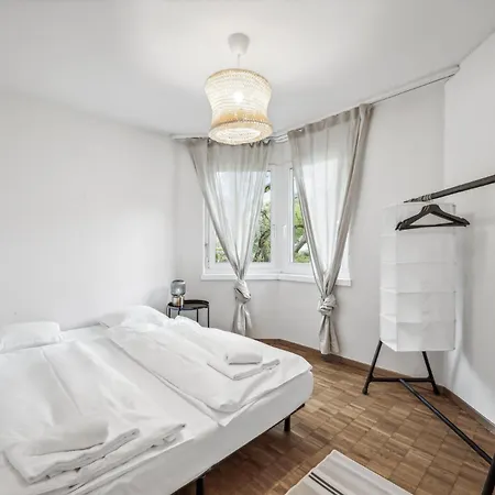 Chic 3-bedroom Near Center Apartment