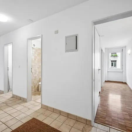 Chic 3-bedroom Near Center