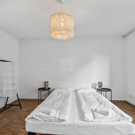 Apartment Chic 3-bedroom Near Center