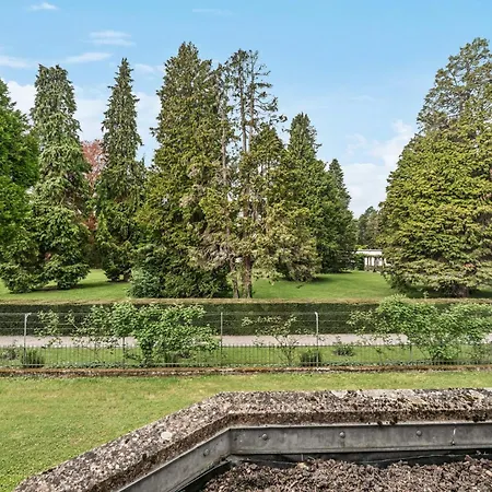 Chic 3-bedroom Near Center Apartment *
