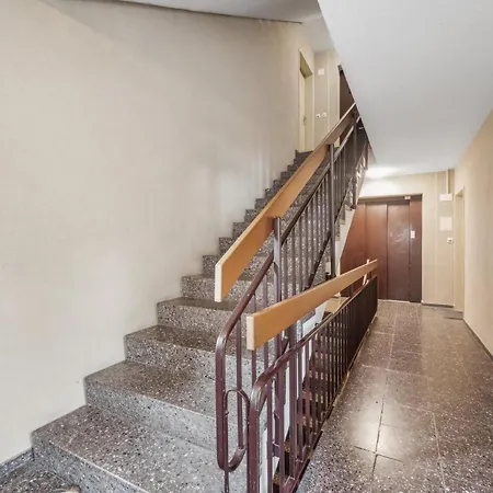 Chic 3-bedroom Near Center Apartment