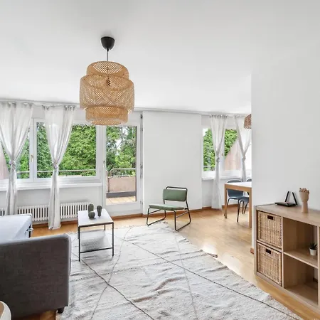 Chic 3-bedroom Near Center Apartment *