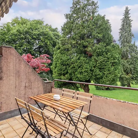 Chic 3-bedroom Near Center Apartment