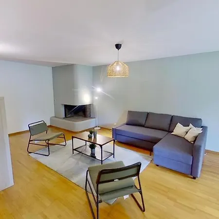 Apartment Chic 3-bedroom Near Center