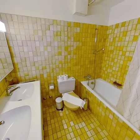 Chic 3-bedroom Near Center Apartment *