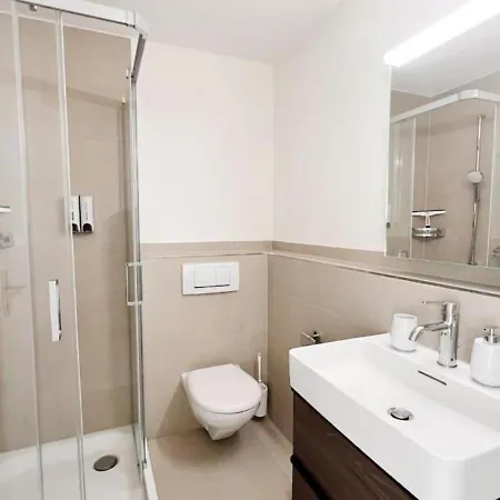 Spacious Floor For 8 Guests -10- Zurich