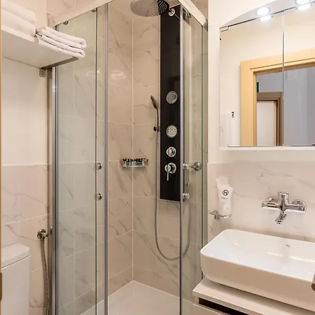 Hotel Deluxe & Kreis 4 *