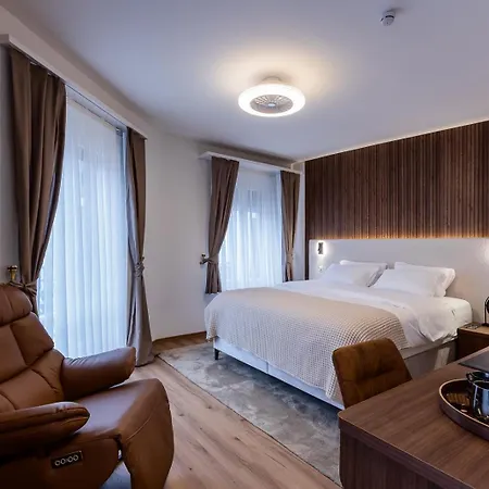 Hotel Deluxe & Kreis 4 *