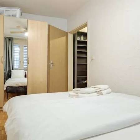 5-mins Walk To Main Station - Center Apartment *