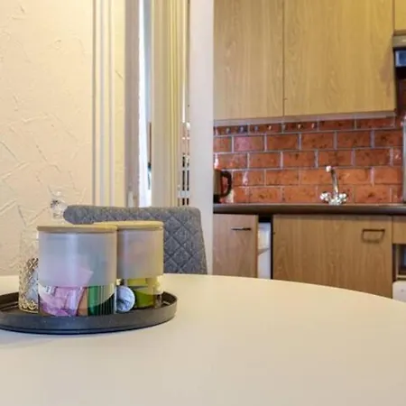 Apartment 5-mins Walk To Main Station - Center *