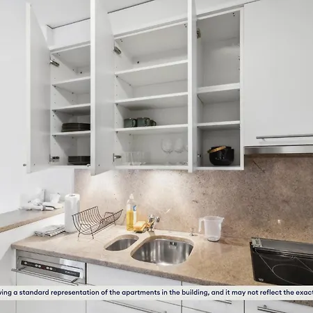 Chic 3-bedroom Near Center Apartment *