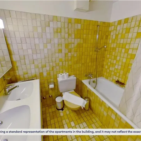 Chic 3-bedroom Near Center Apartment *