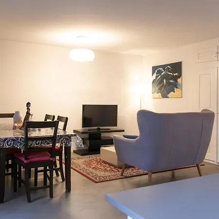 Apartment 2 Bedroom Aus41-4f- 8045 *