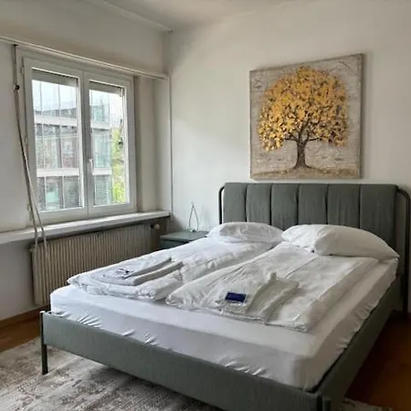 Centrally Located Nearby - Cross 8 *