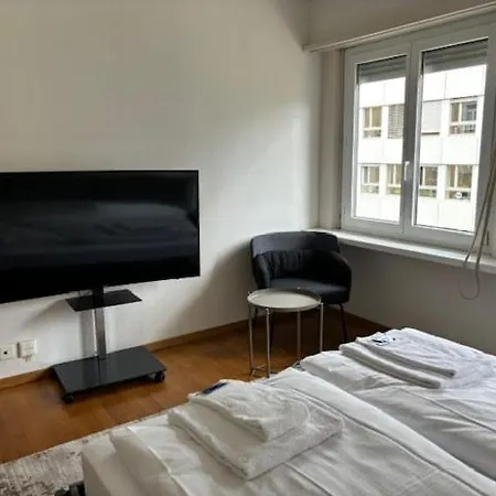 Apartment Centrally Located Nearby - Cross 8 *