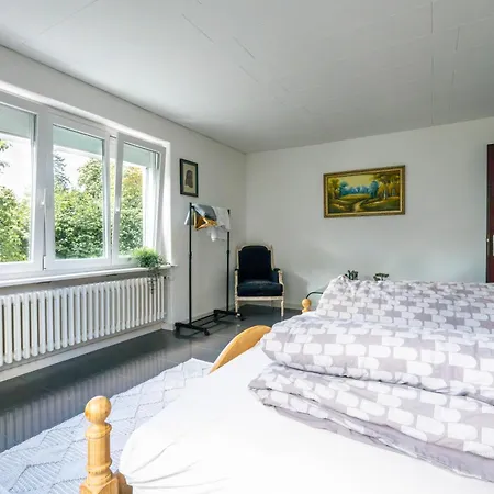 Privatunterkunft Sunny Near Airport *