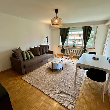 Chic Comfort In A Prime Location Apartment *