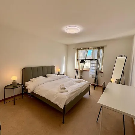 Simple And Warm On Koeschenruetistrasse Apartment