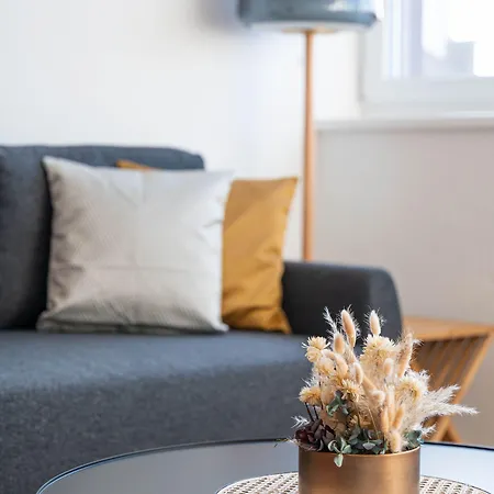 Modern 3bdr Duplex With Skyroof In Trendy West *