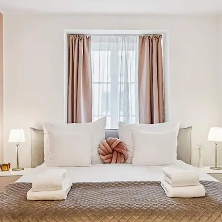 Apartment Old Town Gem By Grossmuenster Ac Free Parking