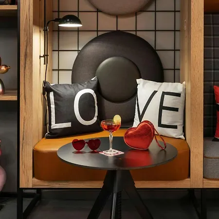 Moxy 3*
