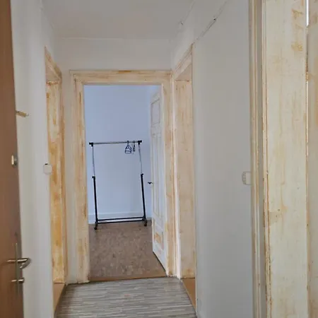Cozy 2-bedroom In Vibrant Apartment *