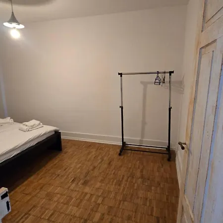 Cozy 2-bedroom In Vibrant Apartment *