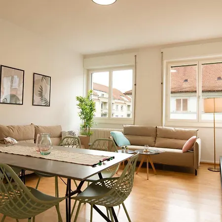 Spacious Flat With Game & Pool Table *