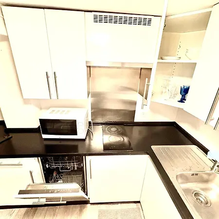 2 In Center Of Hb Station Apartment *
