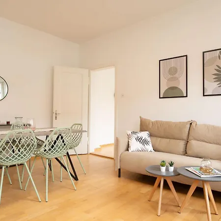 Spacious Flat With Game & Pool Table Apartment *