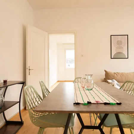 Spacious Flat With Game & Pool Table Apartment