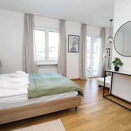 Apartment New Center With Private Entry & Parking