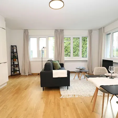Apartment New Center With Private Entry & Parking