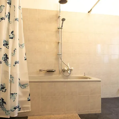 Spacious Flat With Game & Pool Table *