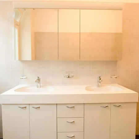 Apartment Spacious Flat With Game & Pool Table *