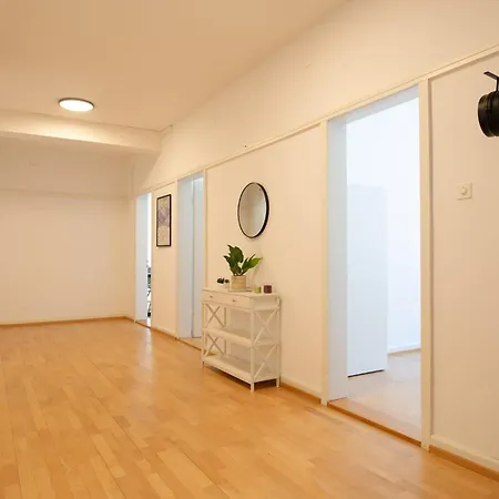 Spacious Flat With Game & Pool Table Zurich
