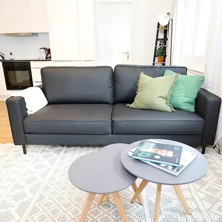Apartment New Center With Private Entry & Parking
