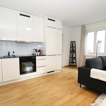New Center With Private Entry & Parking Apartment *