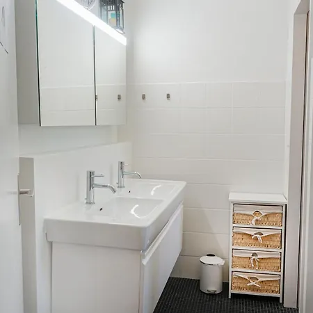 Homestay Downtown - Large, Quiet Private 