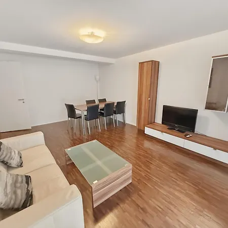Apartment 1br With Balcony Near - Flower 1