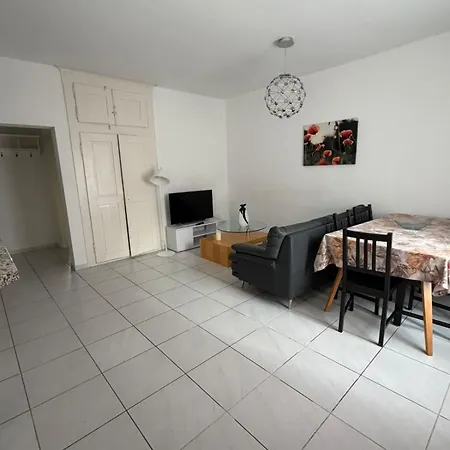2 Aus41 0f R 8045 S1 Apartment *
